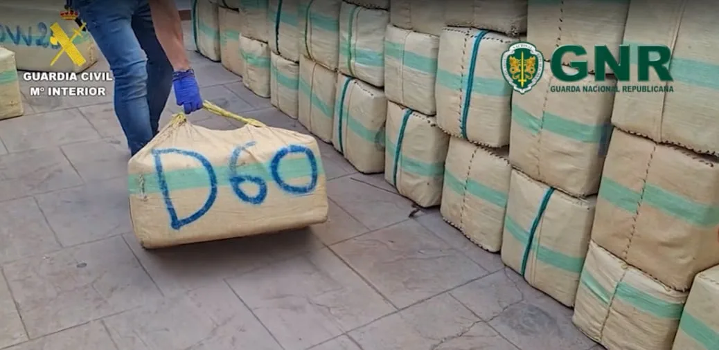 La Guardia Civil logra una de sus mayores incautaciones con más de 10.000 kilos de hachís encontrados “por tierra, mar y aire” junto a Portugal