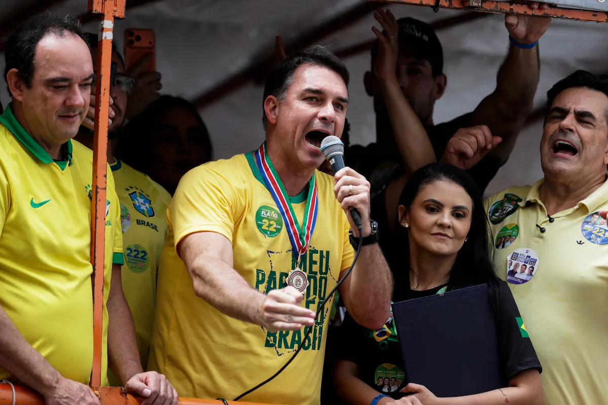 A menos de un mes de las elecciones en Brasil, la Corte Suprema investiga a Flávio Bolsonaro por corrupción y lavado de dinero