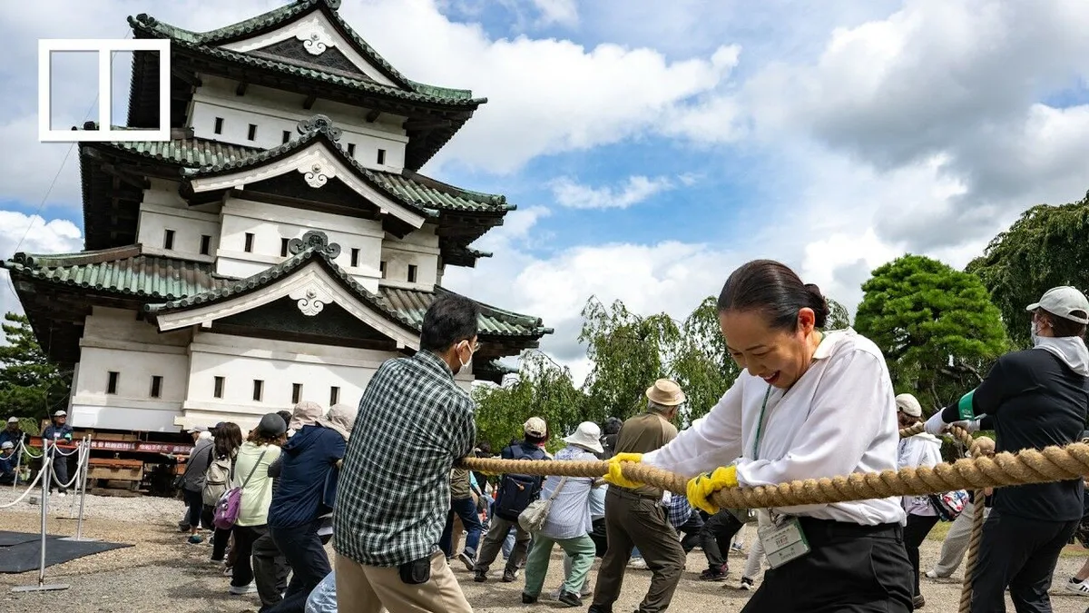Mil e oitocentas pessoas puxam um castelo japonês de 360 toneladas