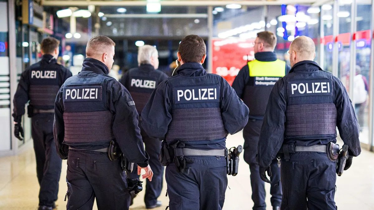 Eklat im Zug: Frau zeigt „Hitlergruß“ - Zugreisende stoppen Belästigung