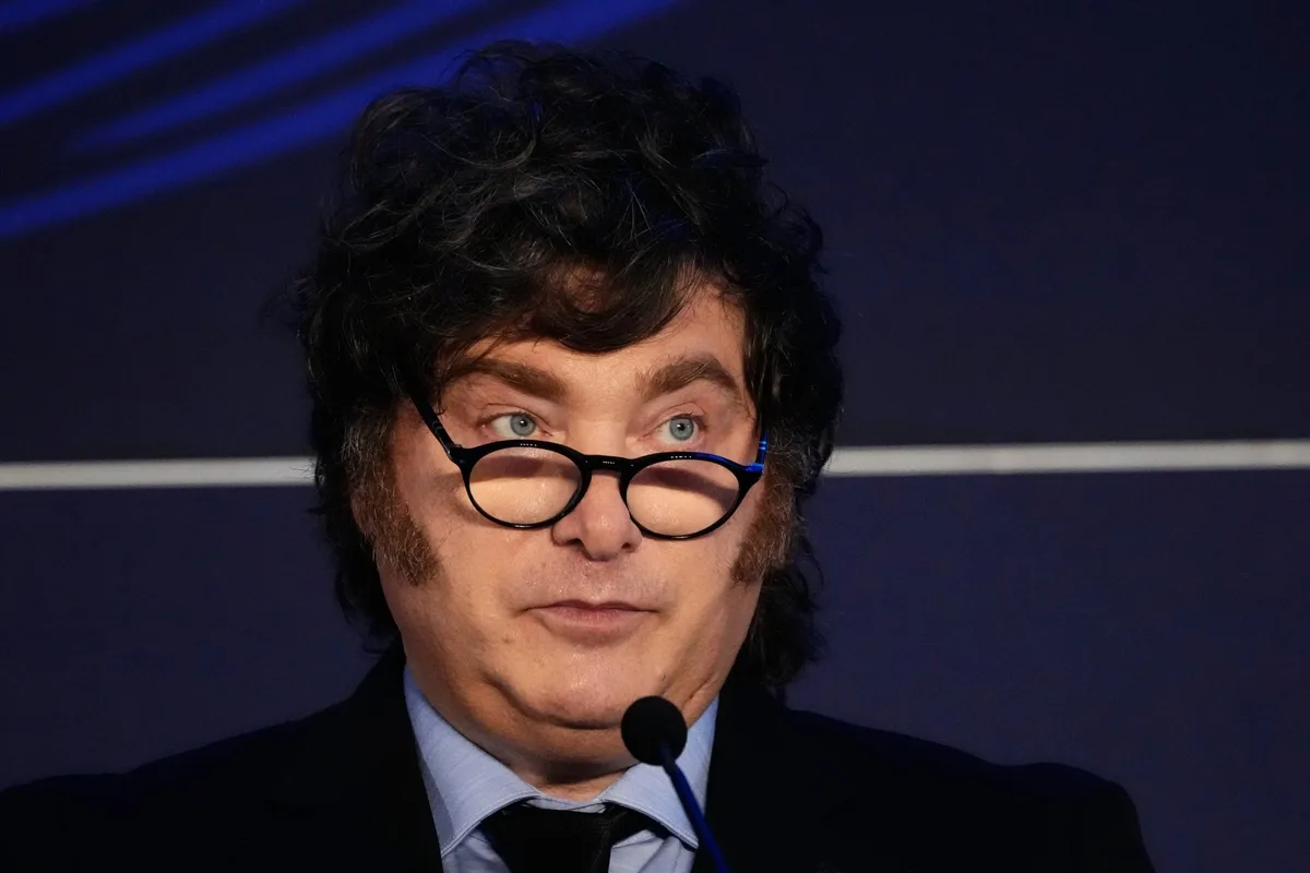 Javier Milei aprovechó la toma del Palacio Pizzurno para volver a insultar al director de LA NACION