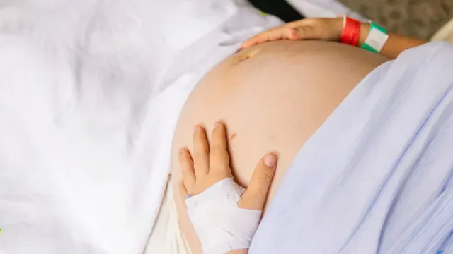 Mulher dá à luz gémeos de pais diferentes. FIV coincidiu com gravidez