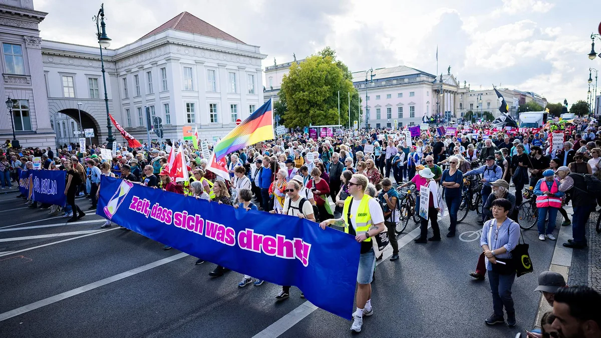 Protest in vielen Städten: Zehntausende demonstrieren gegen Rechts