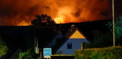 Monschau: Flammen rücken auf Ort in Nordrhein-Westfalen zu - Häuser evakuiert, Feuerwehr im Nachteinsatz
