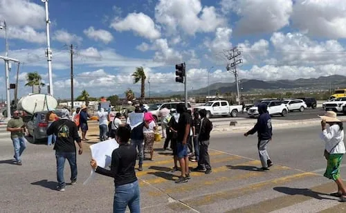 Familias bloquean carretera por dos adolescentes desaparecidas en Los Cabos, BCS; exigen acelerar su búsqueda