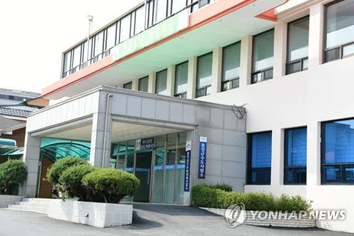 홍성가압장 정전으로 1시간 30분 가동 중단…도로에 물 흘러