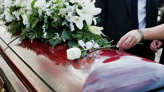 Idosa de 80 anos organiza o próprio funeral. "Adorava estar presente"