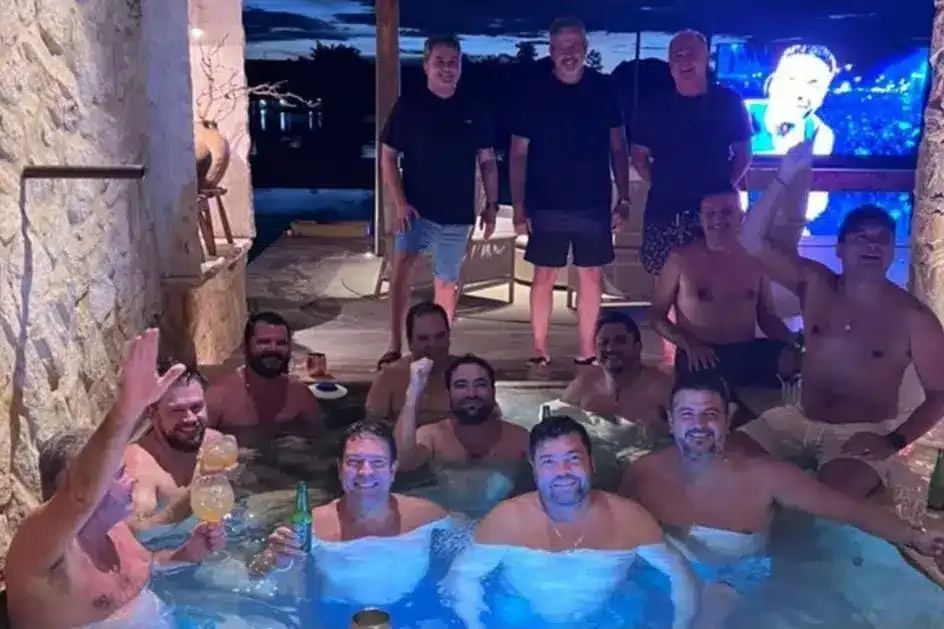 Weverton Rocha pede a André Mendonça investigação sobre vazamento de foto na piscina