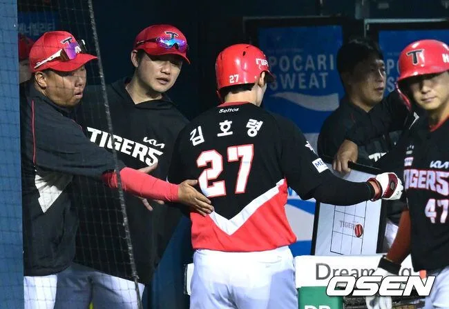 [사진]선취 득점 올린 김호령 맞이하는 KIA 이범호 감독
