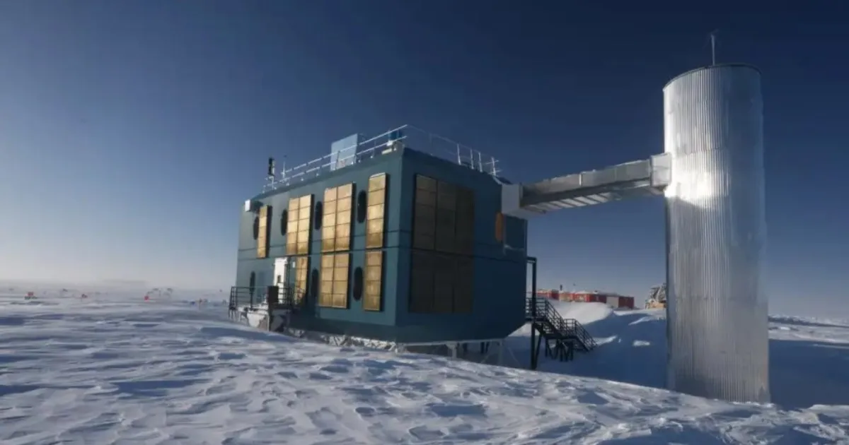 Bajo el hielo de la Antártida, equiparon con 5.160 sensores de luz un kilómetro cúbico de agua para convertir el Polo Sur en un telescopio que observa todo el planeta para captar partículas
