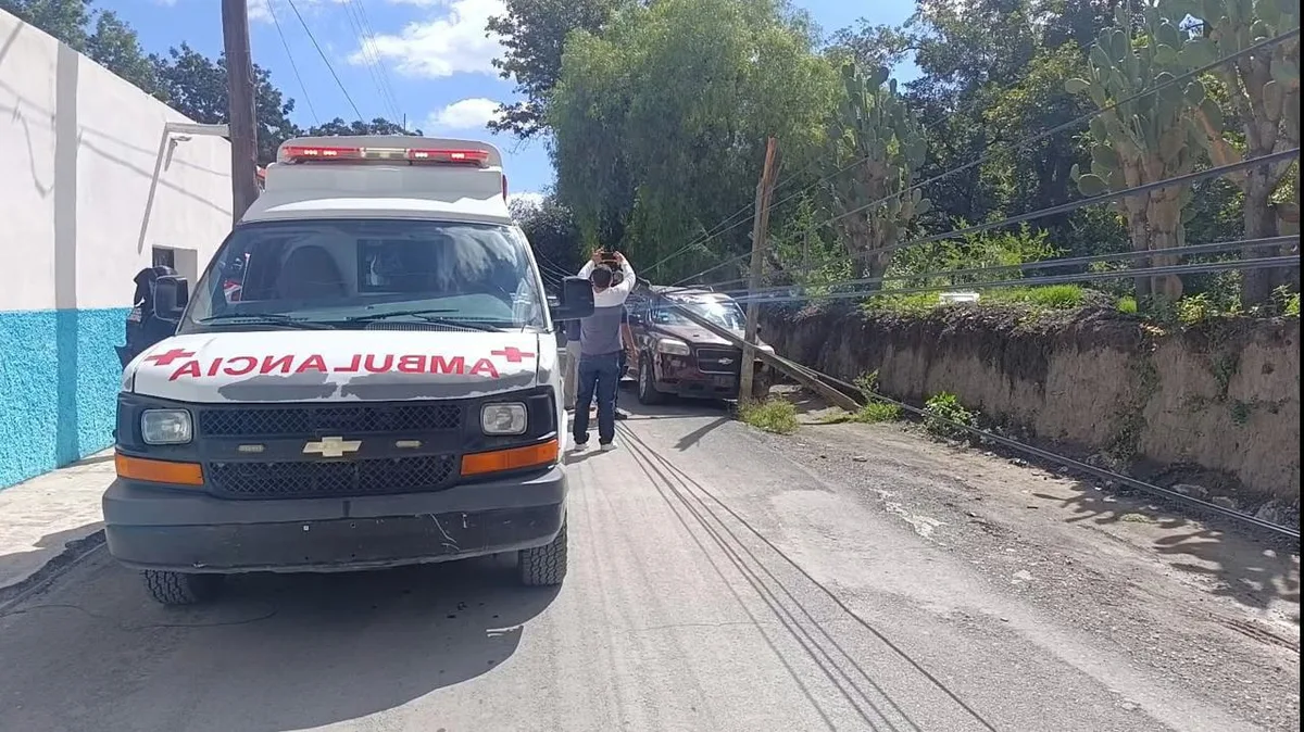 Pierde sexagenario el conocimiento y choca contra poste en Parras
