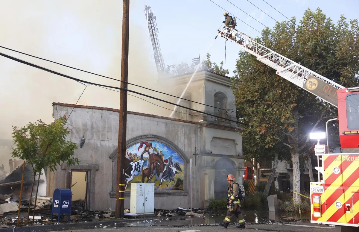 Massive fire destroys Santa Clarita business, threatens neighboring buildings