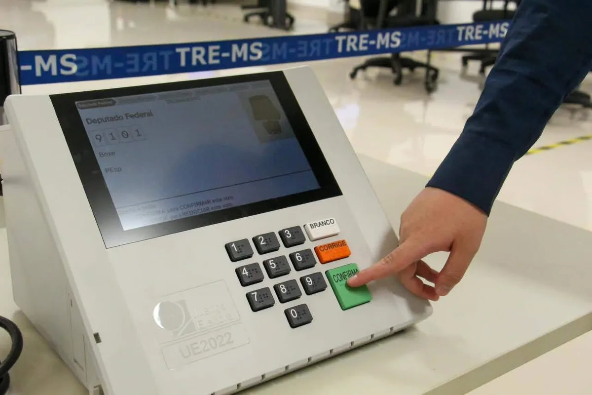 Justiça Eleitoral começa a preparar dados que vão abastecer 7,2 mil urnas
