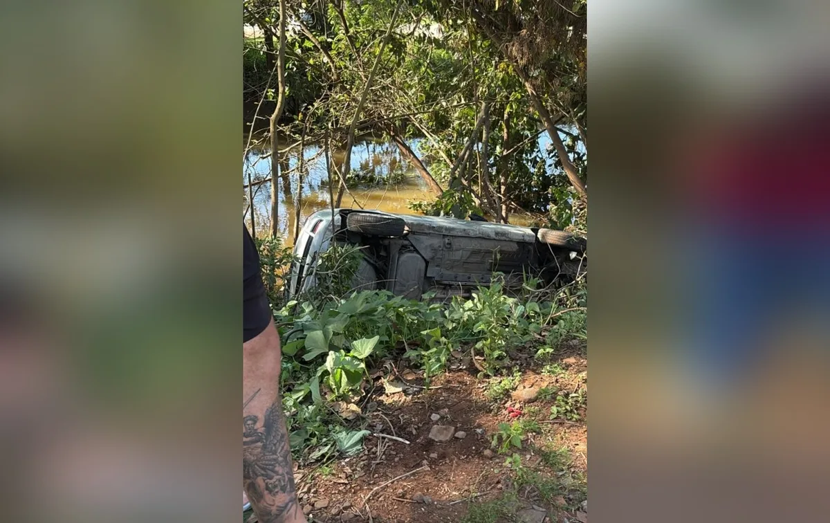 Motorista desvia de batida, perde o controle da direção e carro cai em ribeirão no interior de SP