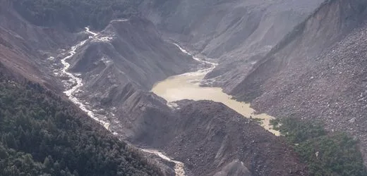 Sturzflut im Himalaja: Dammbruch befürchtet – China und Nepal unterbrechen Bergungsarbeiten