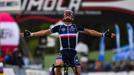 Ses maillots jaunes, arc-en-ciel, et ses plus grandes victoires... Les 15 moments marquants de la carrière de Julian Alaphilippe
