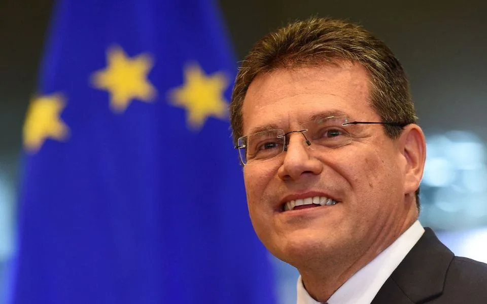 UE pediu à China que limite exportações de automóveis híbridos, avança “Financial Times”