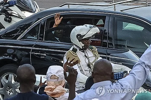 '세계 최고령' 카메룬 대통령, 74일 만에 해외체류 마치고 귀국