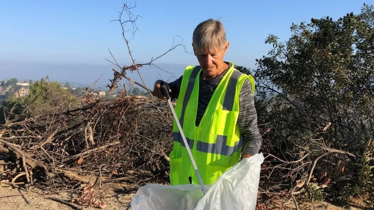 En 2020 una jubilada empezó a recoger basura sola durante sus caminatas de 6,4 kilómetros: 6 años después, ya retiró 340.000 kilos