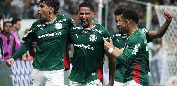 Palmeiras aproveita expulsão, vence São Paulo e joga pressão no Flamengo
