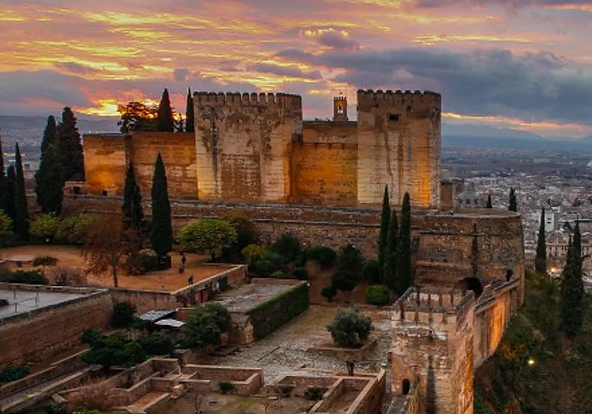 La Alhambra reabre al público tras permanecer cerrada por los terremotos de Granada