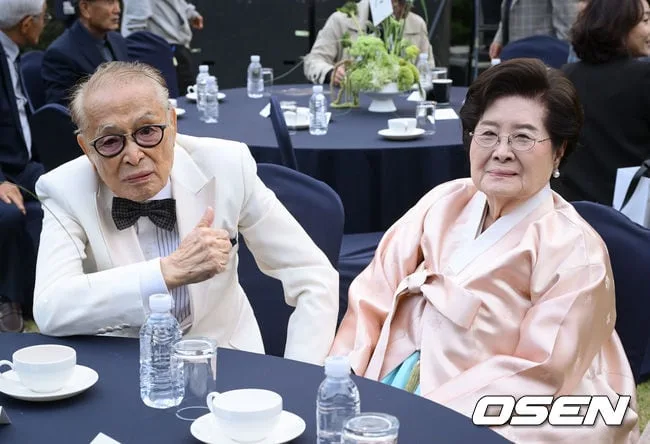 [사진]백수 맞이한 신영균 '아내와 아름다운예술인상 참석'