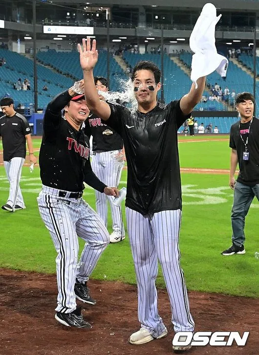 [사진] 100승 임찬규, 고우석의 축하 물세례