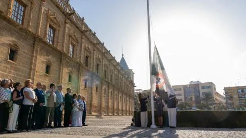 El Parlamento andaluz muestra su "solidaridad con el pueblo ceutí" con el izado de su bandera ante la ausencia de las izquierdas