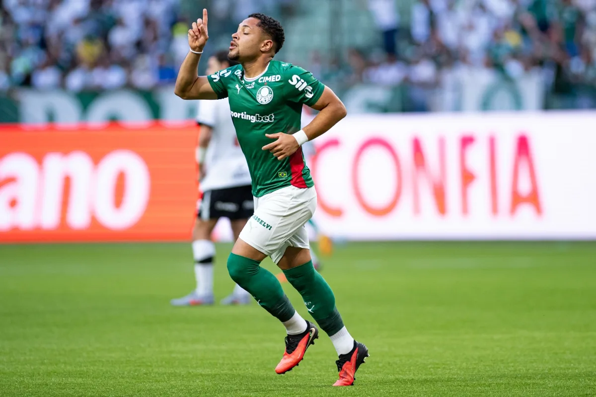 Brasileirão: Palmeiras goleia Vasco e abre seis pontos para o Flamengo