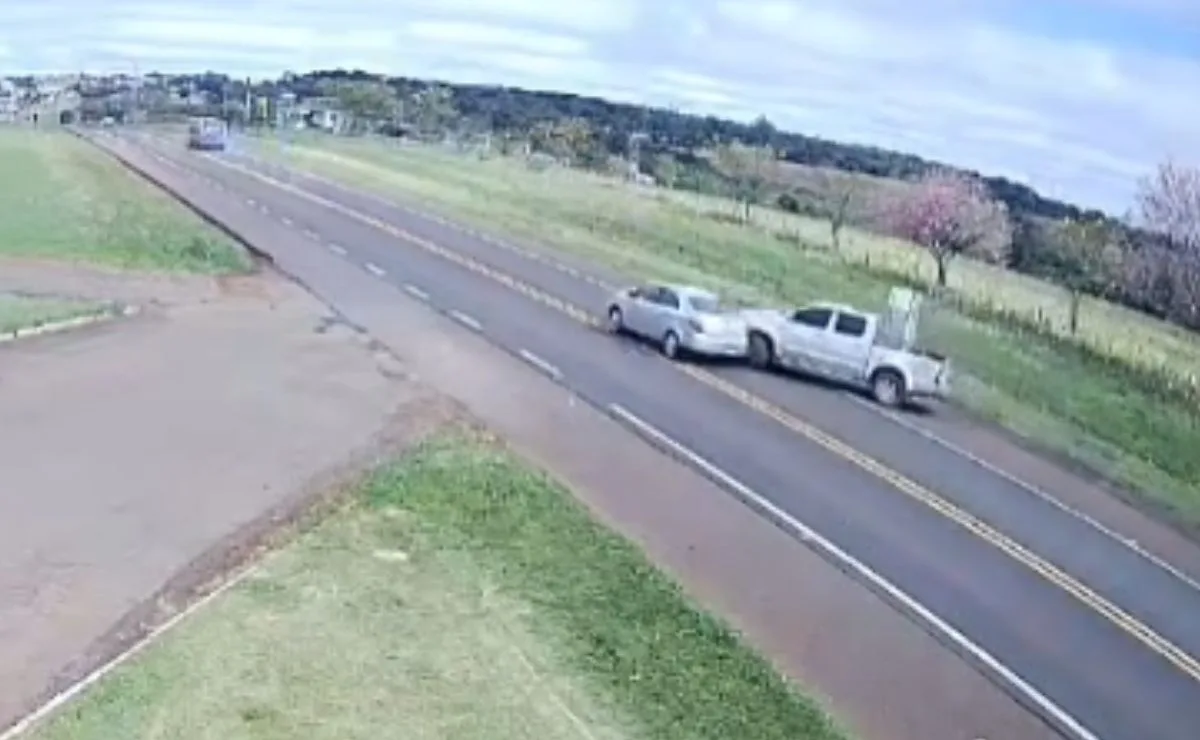 Assista: caminhonete faz retorno em local proibido e quase causa tragédia com crianças na BR-277