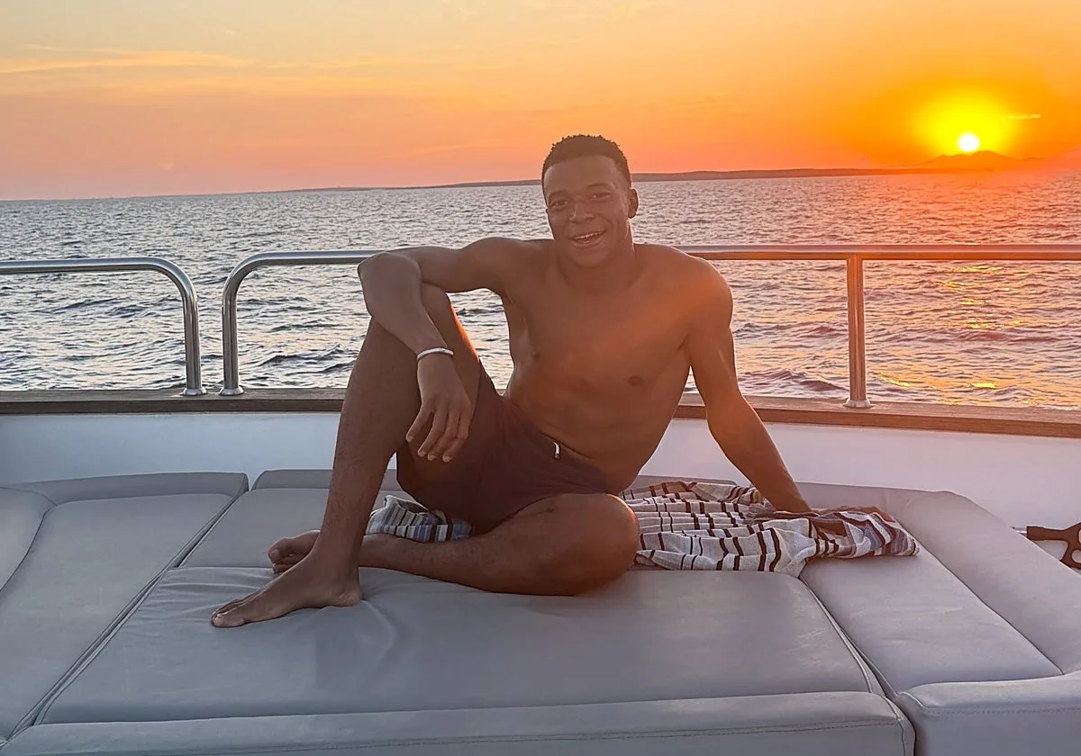 Así han sido las vacaciones de Mbappé y Ester Expósito: Cerdeña, un exclusivo yate valorado en 77.000 euros y románticos días en Ibiza