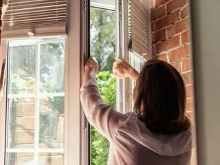 Faire « roter » sa maison pour en purifier l’air : qu’est ce que le « house burping » qui séduit tant les internautes ?