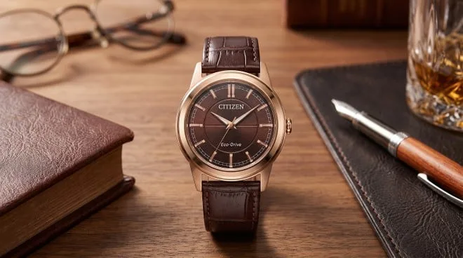 Citizen lança novo relógio Rolan que não usa bateria, tem design vintage e cor luxuosa
