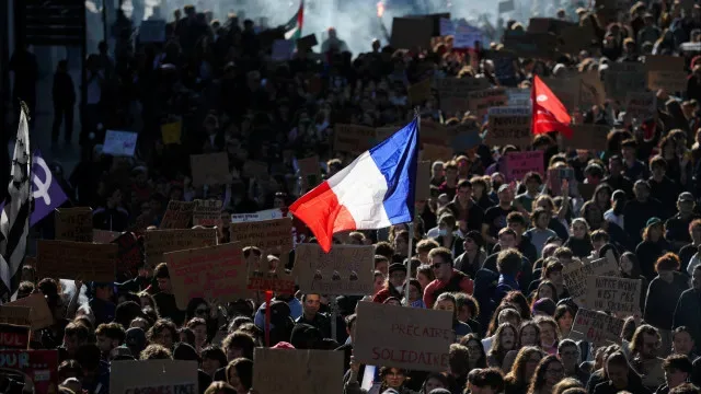 Bebé atingido por engenho pirotécnico durante protestos em França