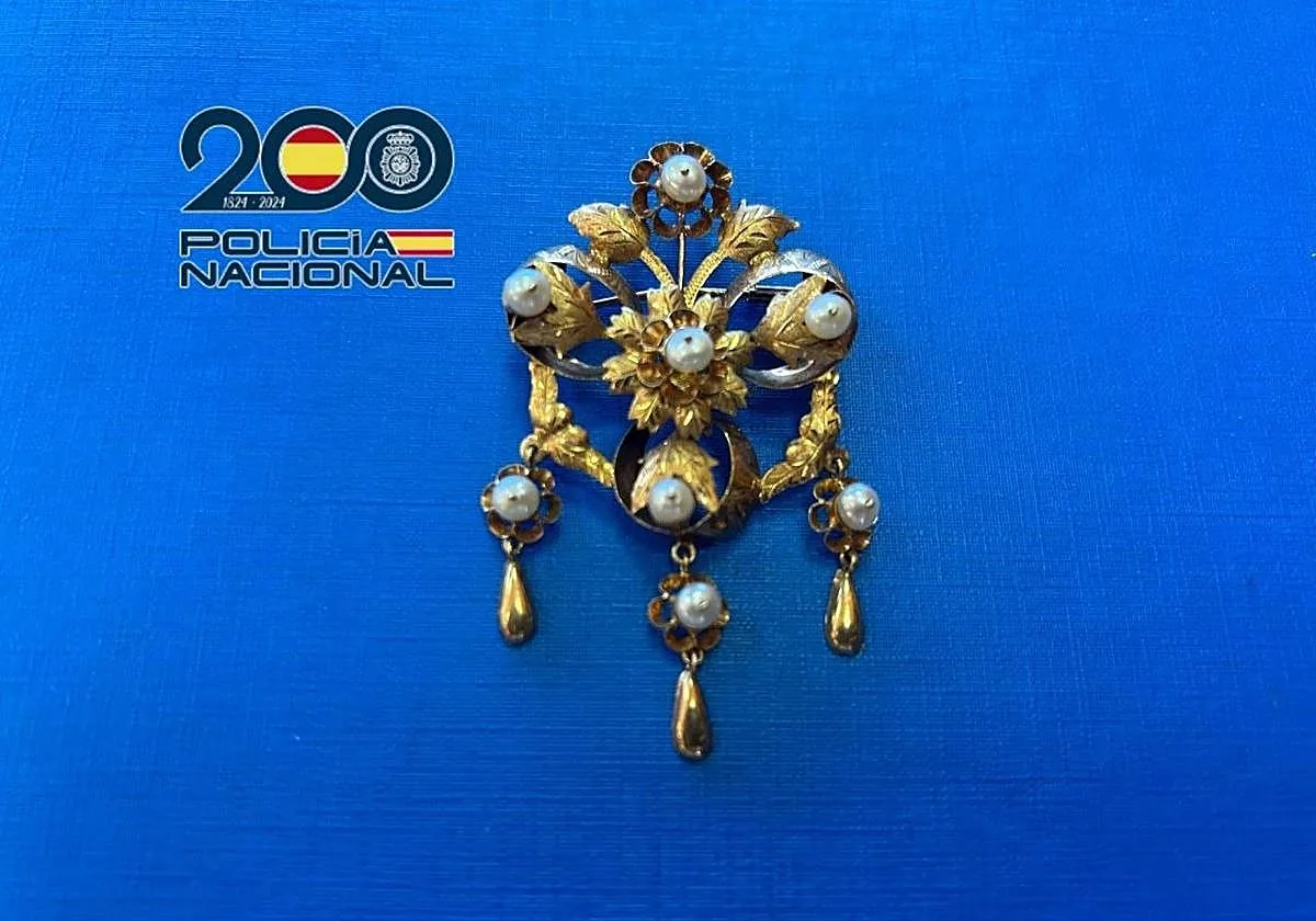 La Policía Nacional recupera el broche robado a la Virgen de la Encarnación de Córdoba