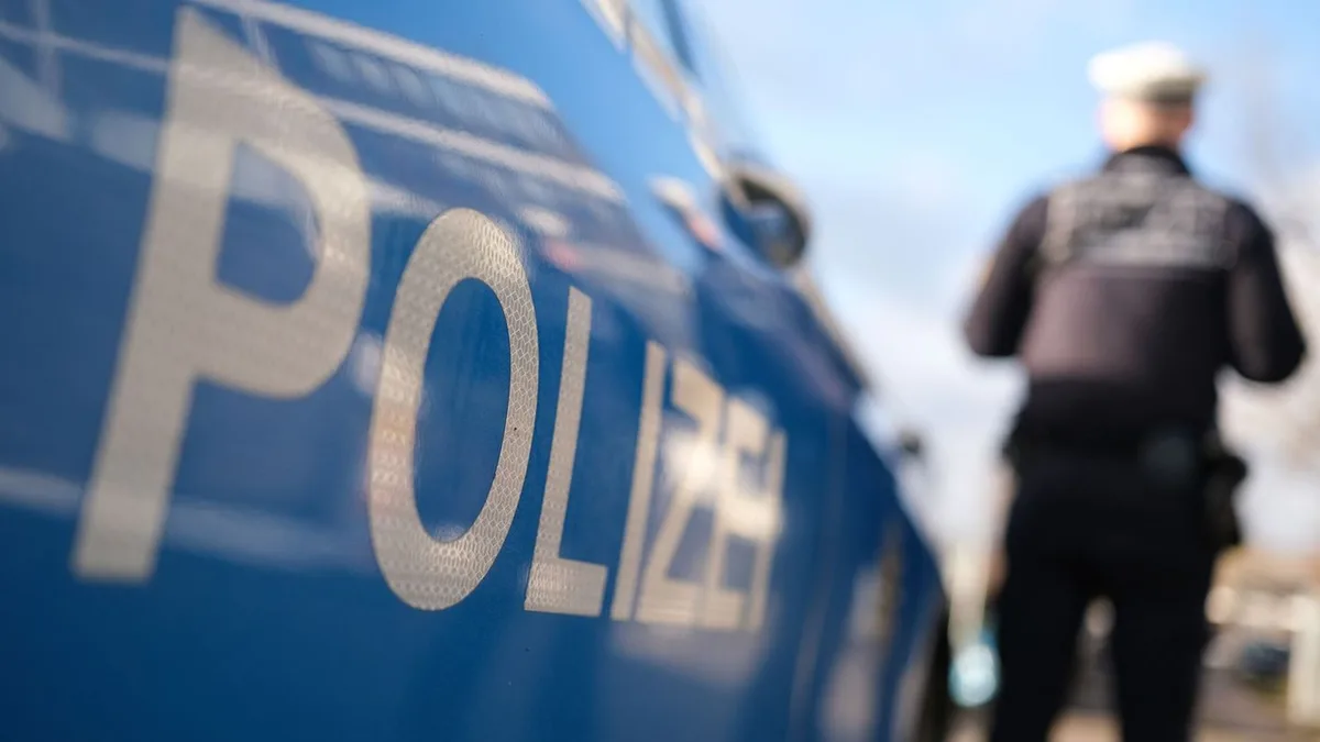Führerschein beschlagnahmt: Betrunken am Steuer: Fahrer flüchtet nach Unfall