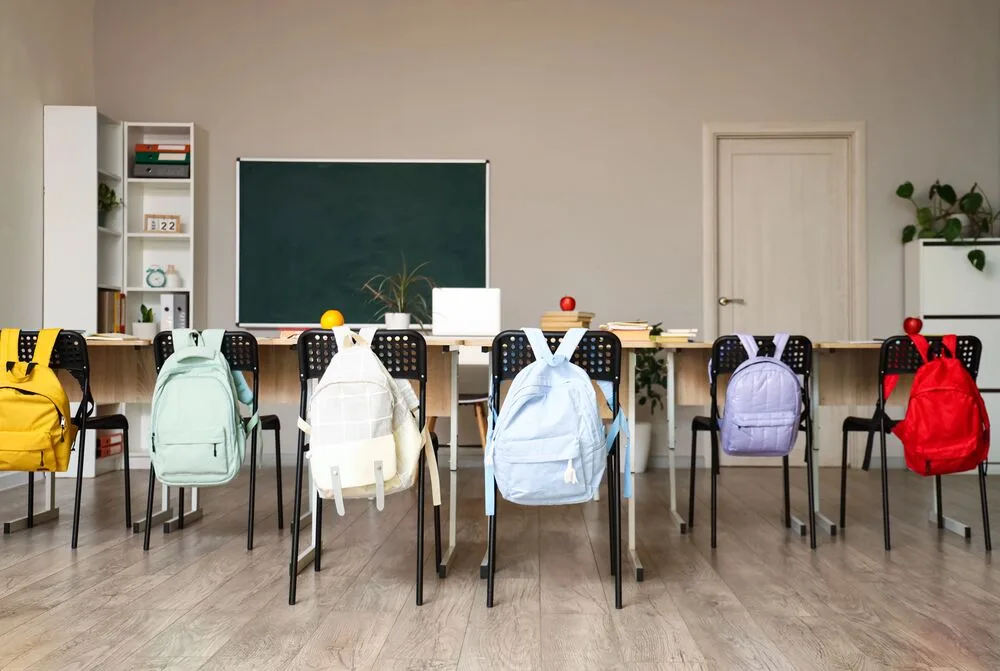 Porque há oito mil professores disponíveis e 1300 alunos sem aulas?