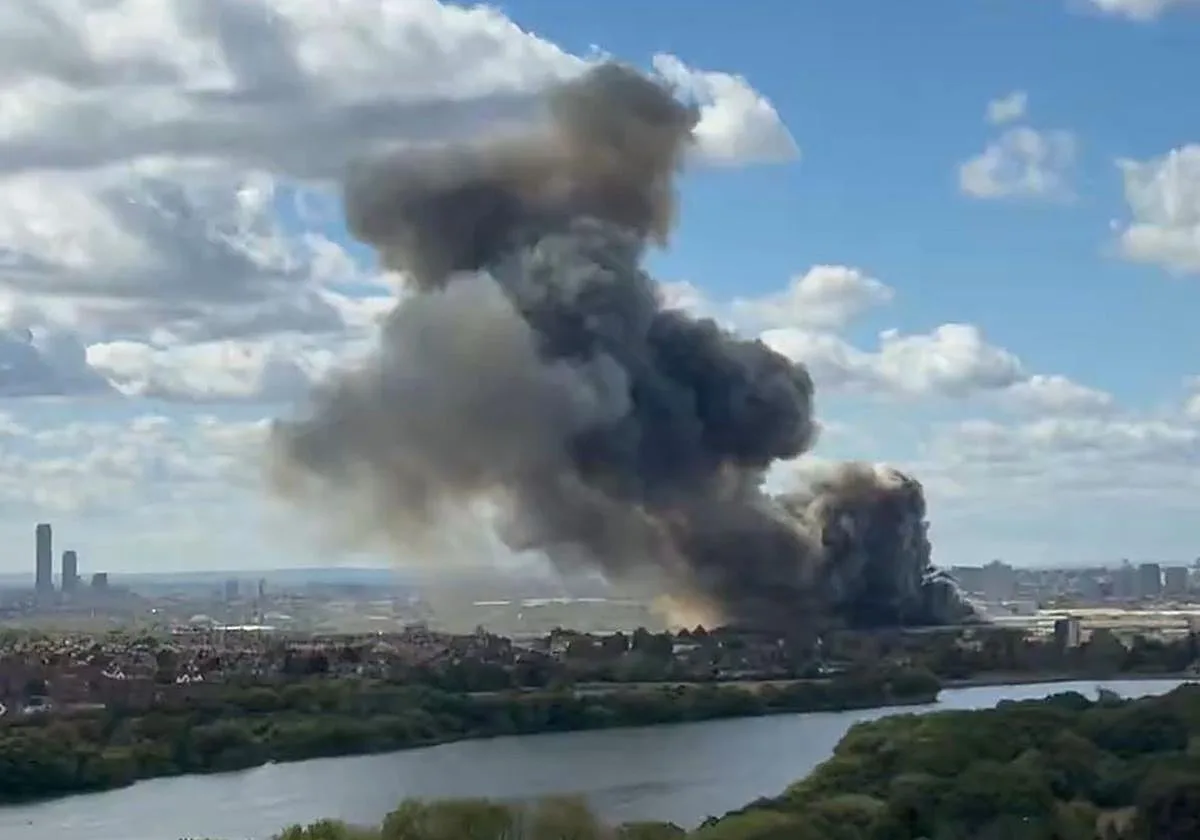 Una gigantesca columna de humo negro, visible en el norte de Londres