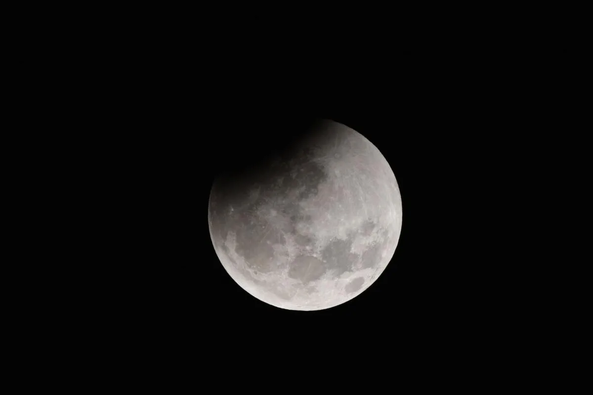 Eclipse lunar parcial: veja fotos do fenômeno em RO