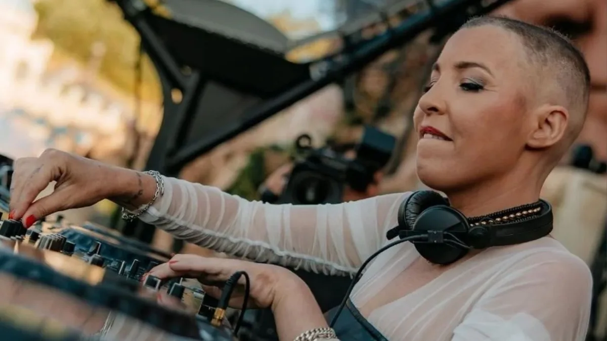 La DJ B Jones anuncia una recaída de su cáncer linfático: "Un nuevo linfoma en la cabeza. Es increíblemente duro"