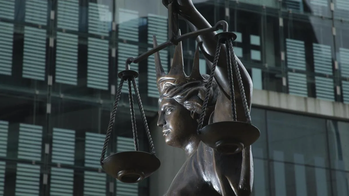Identity of prominent Queensland public figure in extortion case remains secret
