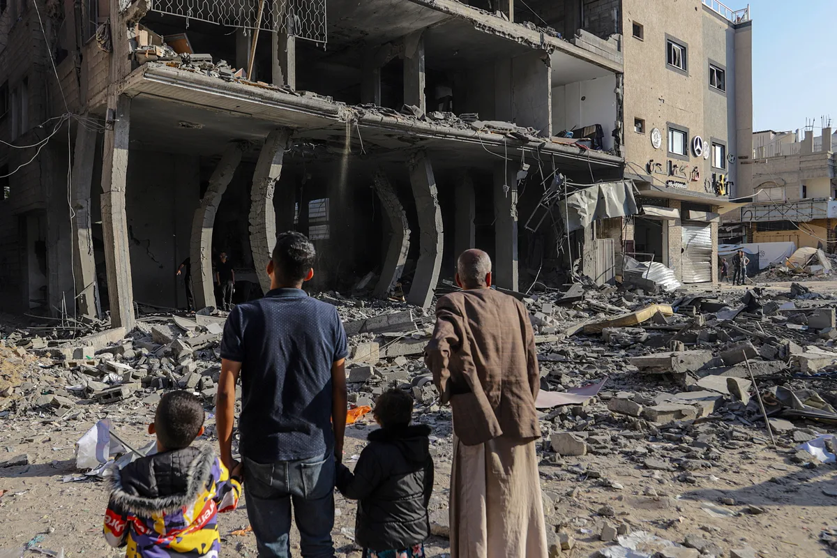 Edifício colapsa em Gaza enquanto famílias dormiam. Há pelo menos 12 mortos