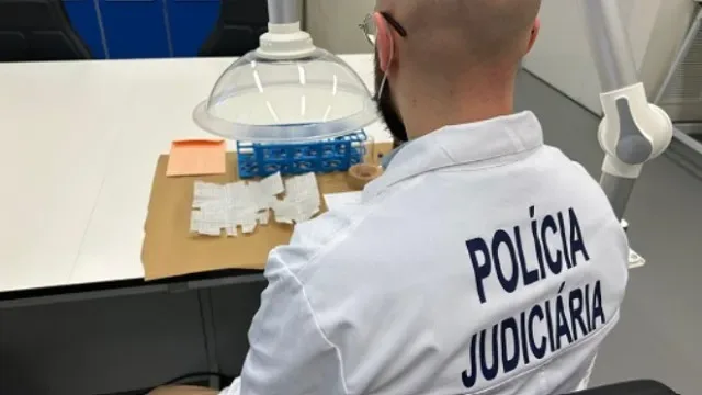 Leva papel com droga na sapatilha para dar a recluso. Foi apanhada