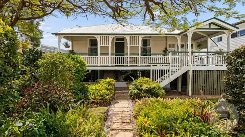 Auction crowd roars as classic Queenslander’s $1.96 million sale defies slump