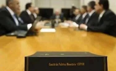 Brasil e EUA em rumos opostos: duas economias, duas inflações e uma disputa política