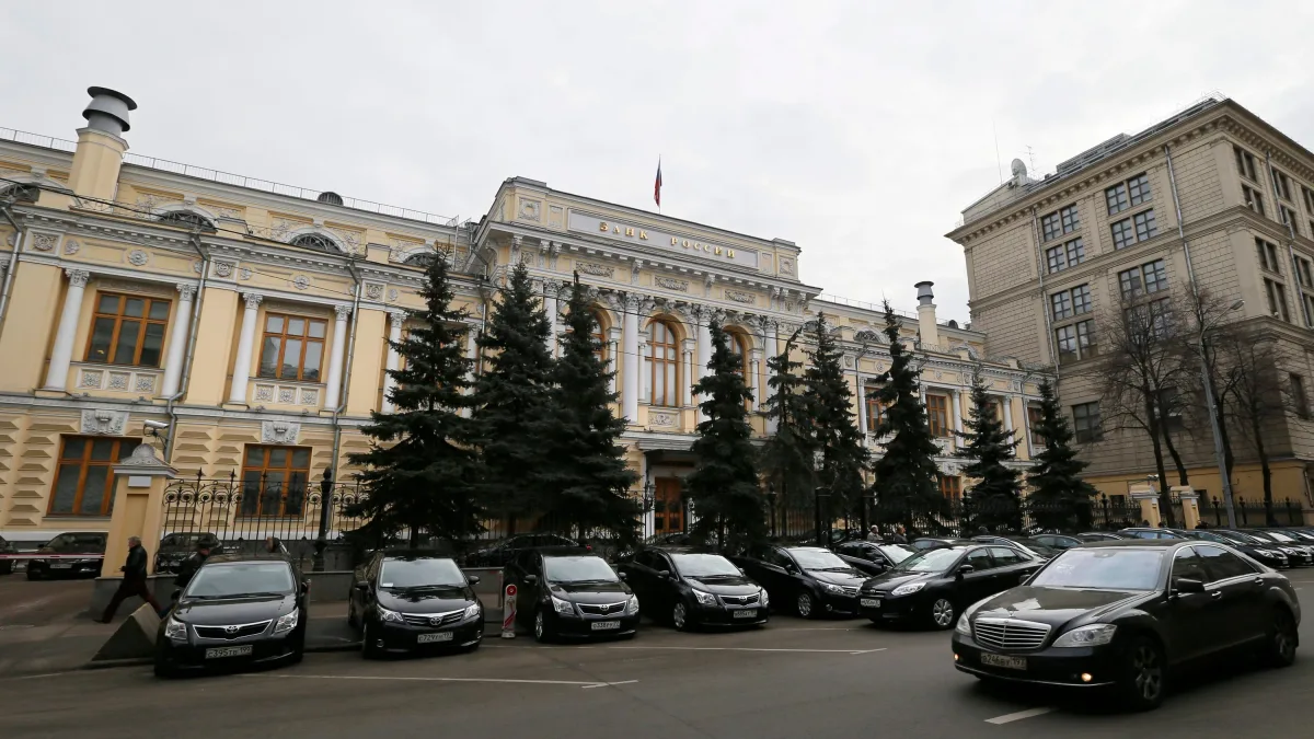 Liveblog Ukrainekrieg: Bericht: Russen heben Milliarden von ihren Konten ab