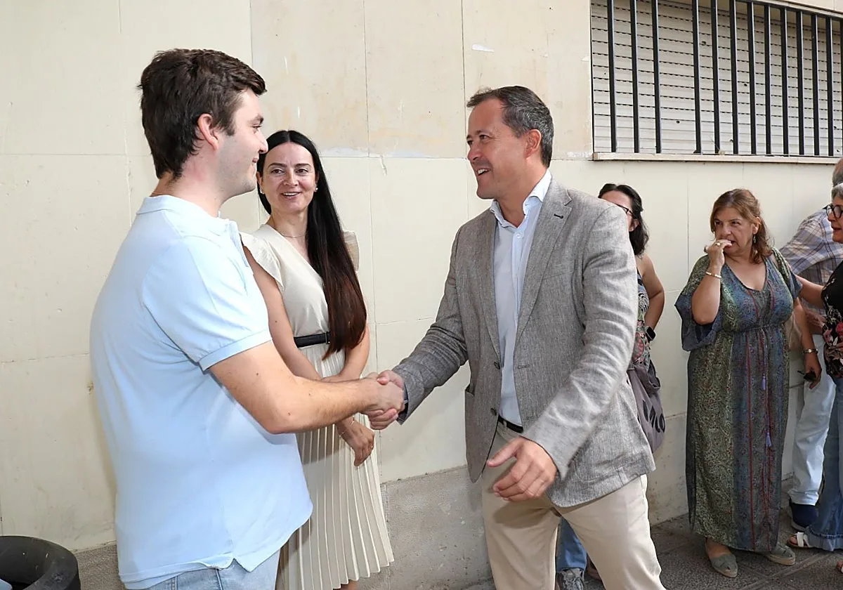 Velázquez bromea al ser preguntado por Tolón como candidata: «Esto lo dejo para el Debate»
