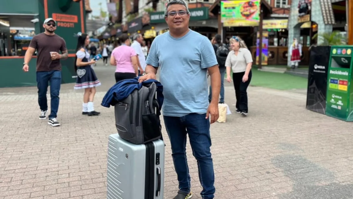 Turista chega com malas na mão e faz parada estratégica na maior festa alemã das Américas antes de viagem de 3,5 mil quilômetros
