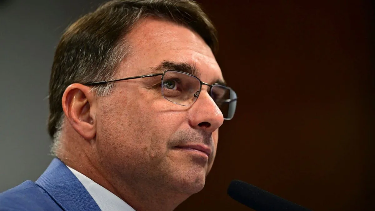 Por que a defesa de Flávio Bolsonaro pediu a Dino a quebra total de sigilo de ‘Dark Horse’?