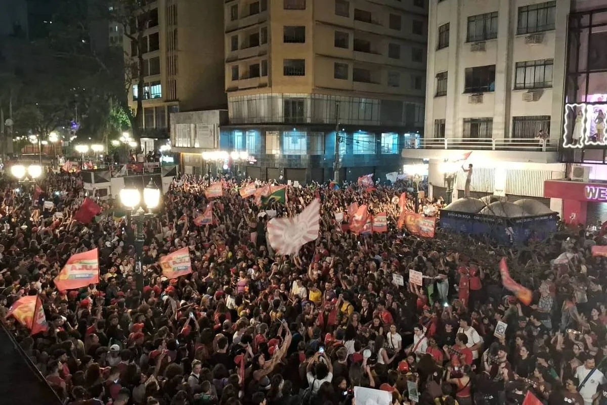 Estudantes fazem manifestação por Lula e contra Flávio e Moro em Curitiba